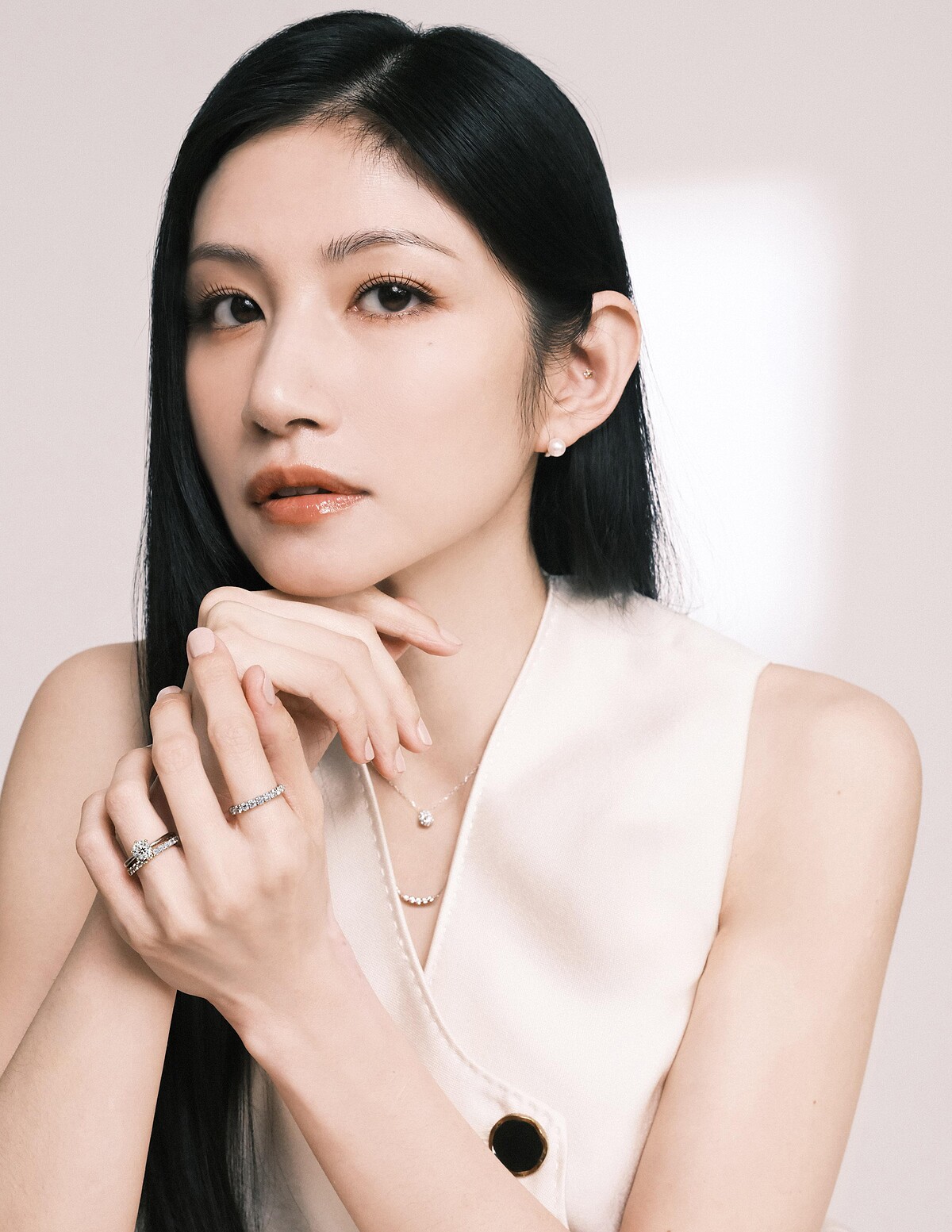 KOKOROBOSHI系列訂婚鑽戒、MANI HALF永恆戒、食指排鑽戒指：SELENE永恆戒、VERUM珍珠鑽石耳環、FOMALHAUT鑽石項鍊、NASHIRA排鑽項鍊。