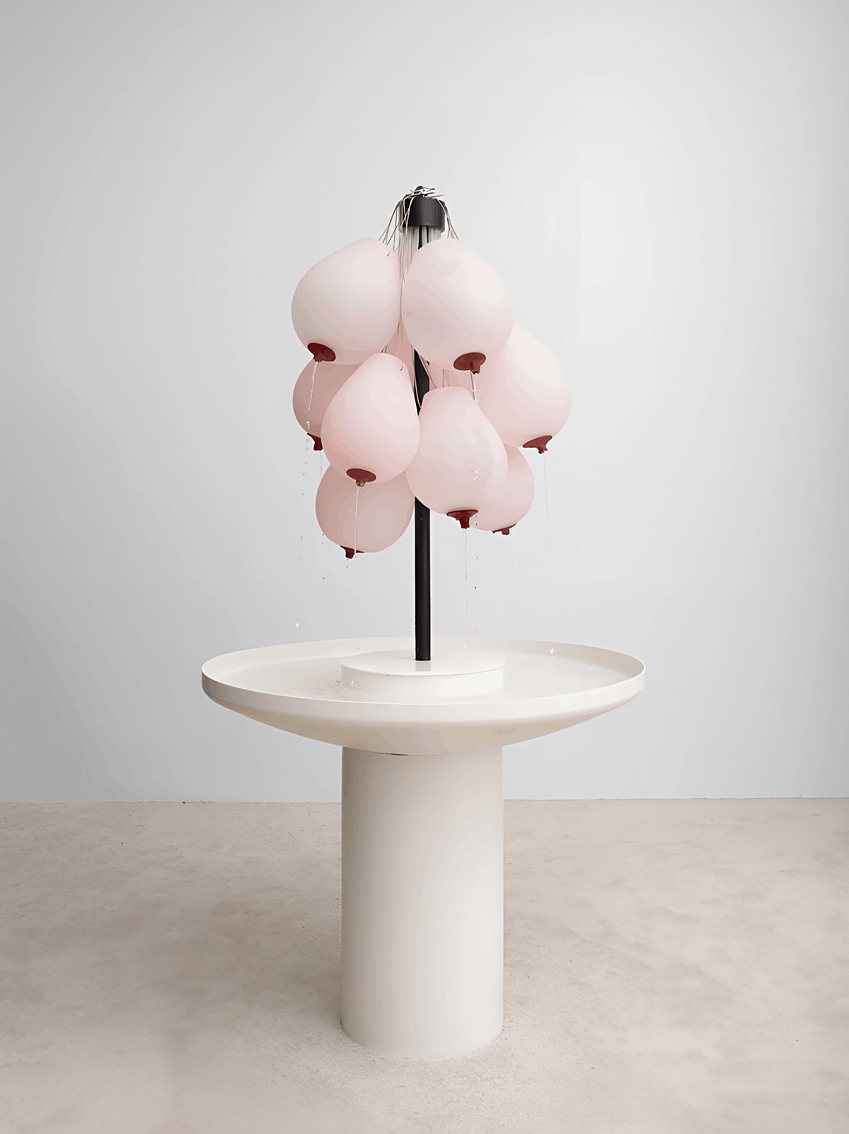 勞倫.普羅沃斯特,〈我們將滋養你,冷卻系統(針對全球暖化)〉,2018|金屬塗漆、幫浦、吹製玻璃、塑膠管、飛機鋼索、水、裱框水彩於紙上|72 x 29 7/8 x 7/8 in | 183 x 75.8 x 75.8 cm|圖片為藝術家及路由藝術所有