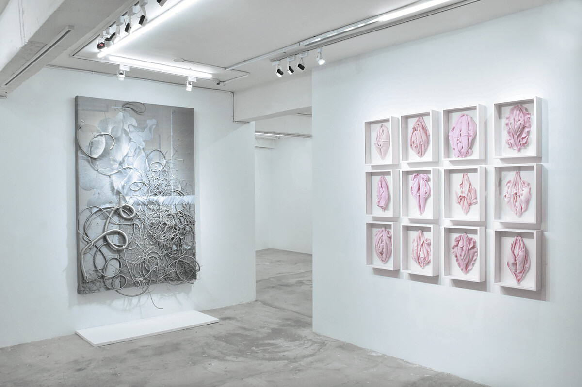 林天苗作品(左)展出一隅。