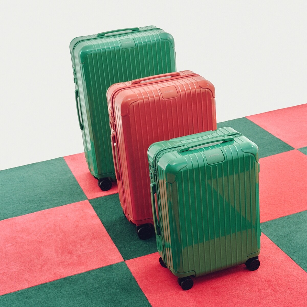 石榴紅、仙踪綠RIMOWA Essential Cabin行李箱 NT30,500、Essential Check-In M石榴紅 NT35,200、Essential Check-In L仙踪綠 NT38,200、Essential Trunk Plus石榴紅、仙踪綠 NT48,400