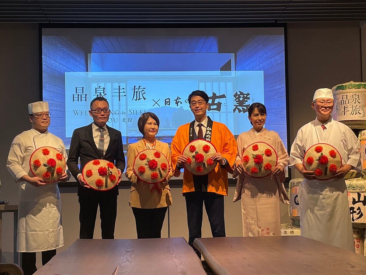 北投晶泉丰旅於今日(4/24)舉辦「女將培訓暨山形美食交流記者會」。(由左至右)三燔北投主廚張明志、晶華國際酒店集團營運吳偉正、晶泉丰旅品牌總經理陳惠芳、古窯社長佐藤太一、古窯女將佐藤奈美、古窯名譽總料理長中川清昭。