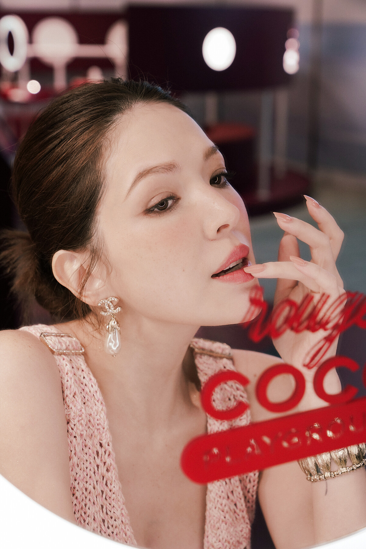 （許瑋甯唇色為香奈兒COCO晶亮潤唇膏 #758粉櫻）