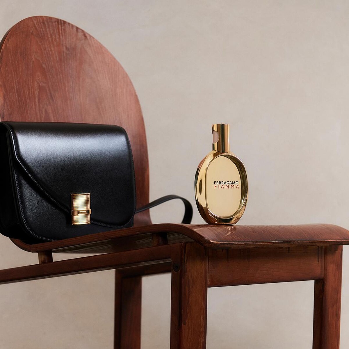 FERRAGAMO FIAMMA熾烈之光女性淡香精情境圖。