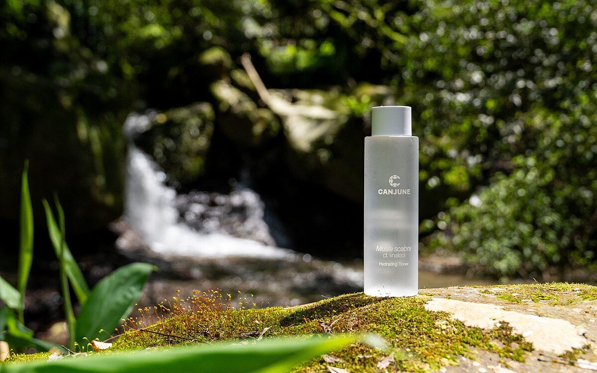 犬香薷清新透亮的補水力，為夏季保養帶來清爽感。