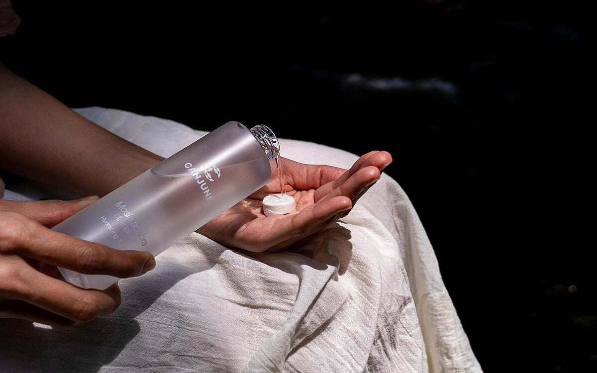 犬香薷化妝水也適合搭配壓縮面膜使用，能舒緩炎熱夏季臉部肌膚。