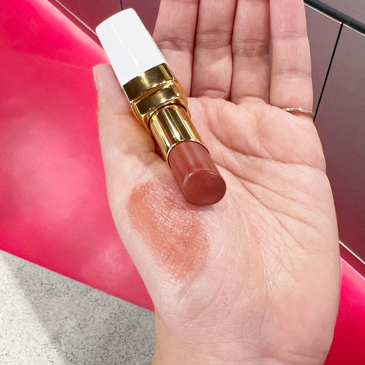 香奈兒COCO持色潤唇膏#914。)