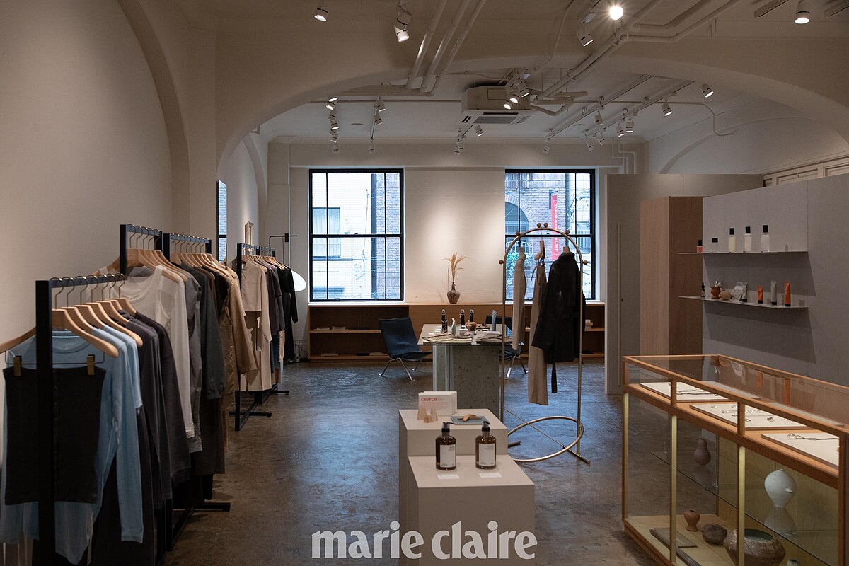 新穎的 The Moon Floor Lamp 來自丹麥品牌 101 Copenhagen；Fritz Hansen 1991年的 PK22 黑色古董椅，則成為視覺重心讓人們可以慢下腳步，坐下來交流；可愛的 ENOKI 咖啡桌來自現駐德國法蘭克福的家具品牌 e15，有各種材質和顏色組合。