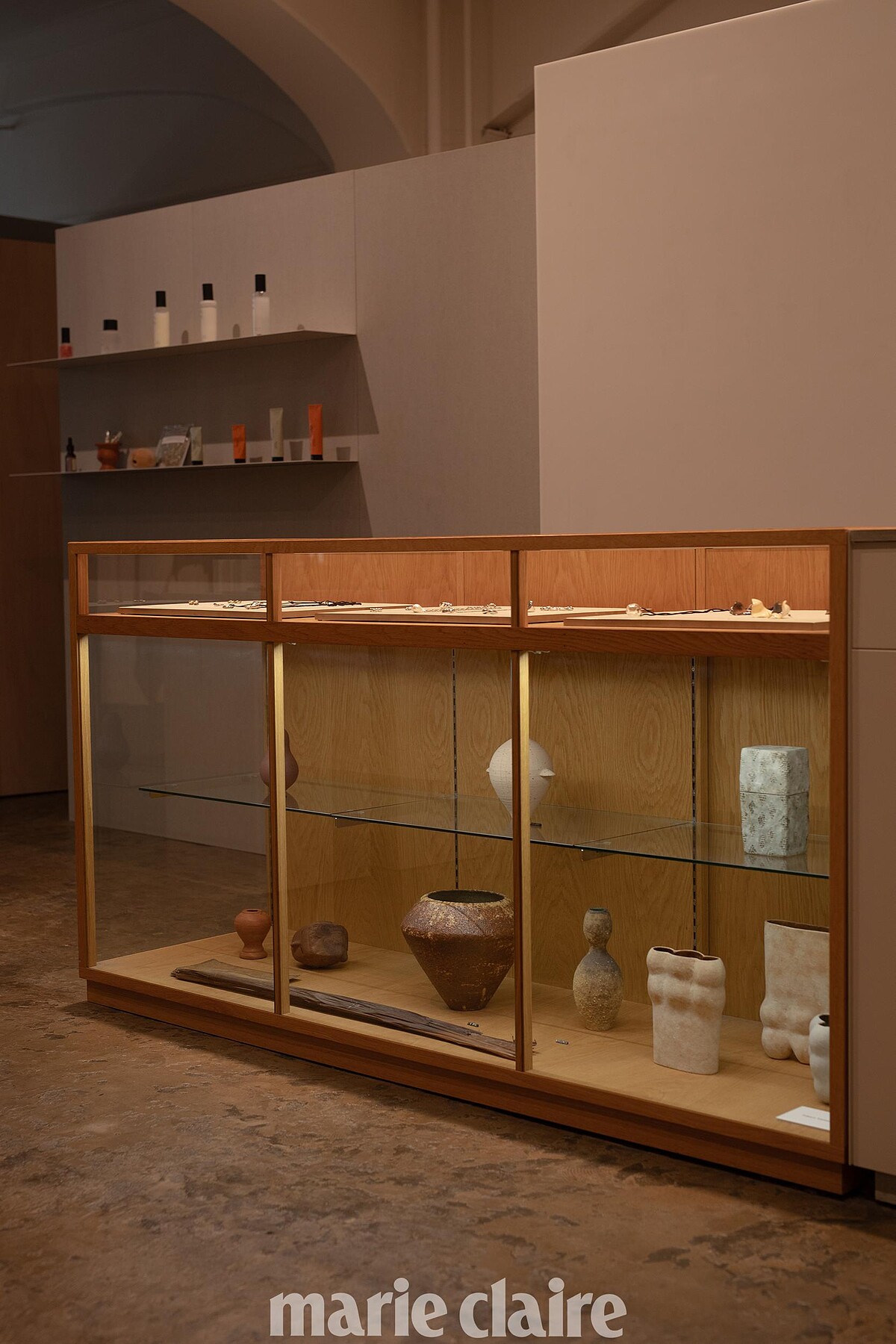 空間裡展示的陶器作品則出自京都陶藝師 Yukico Yamada 之手。