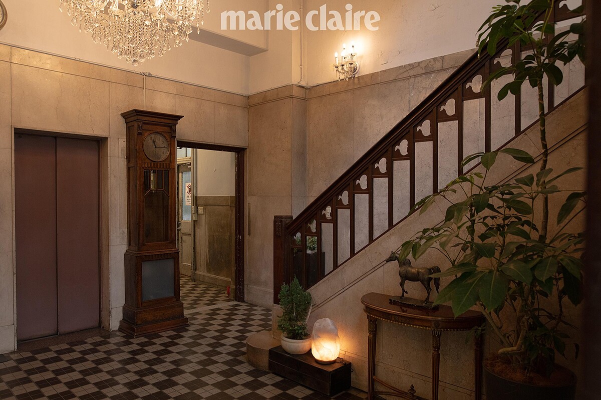 「大阪農林會館」保留完善的木製扶手與磁磚地板，牆上的舊燭台燈和古老大鐘，讓建築散發著懷舊氣息。