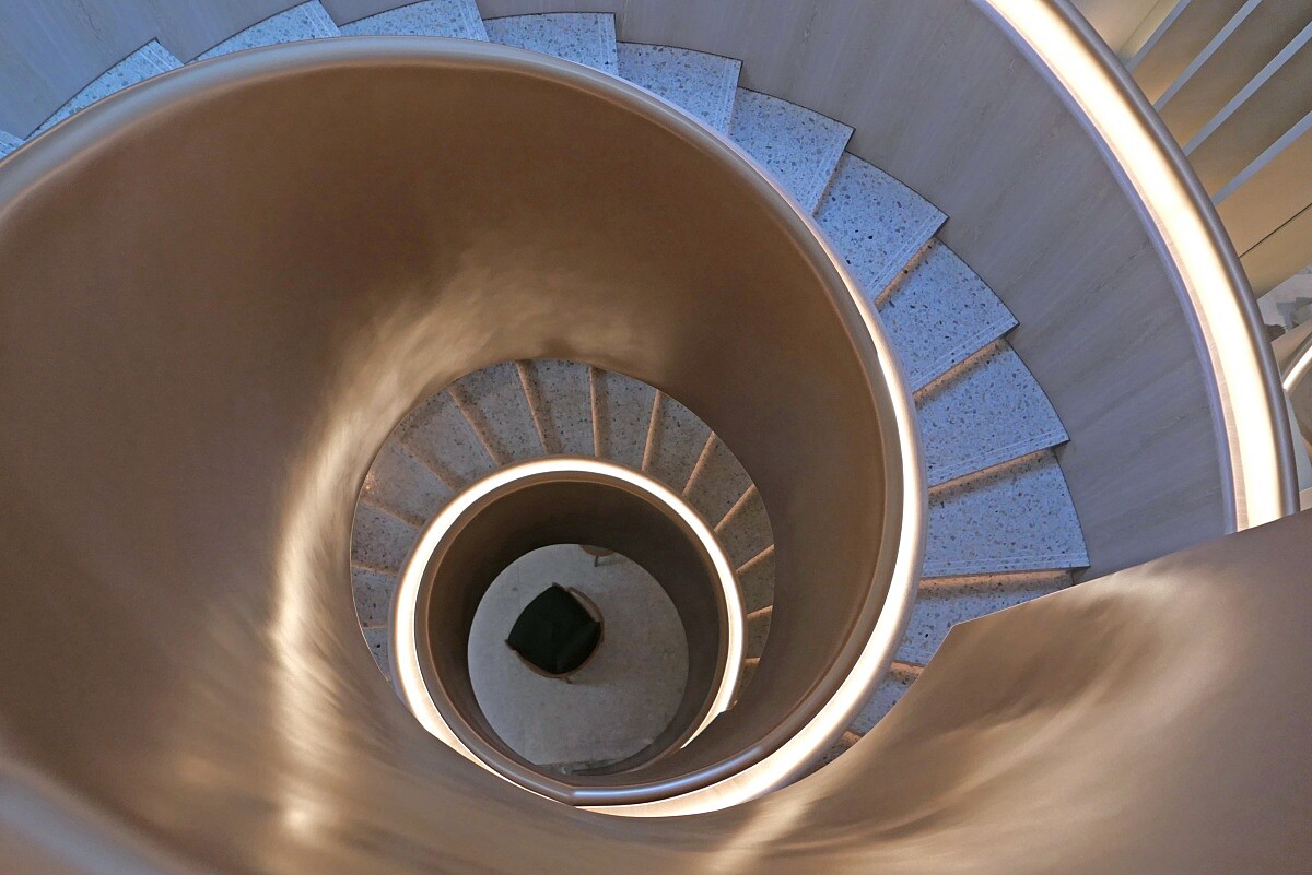 巨大螺旋樓梯。