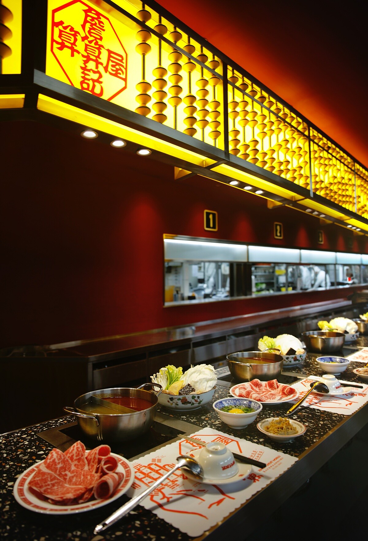 正八角型 LOGO 由「見本生物」盧翊軒設計。