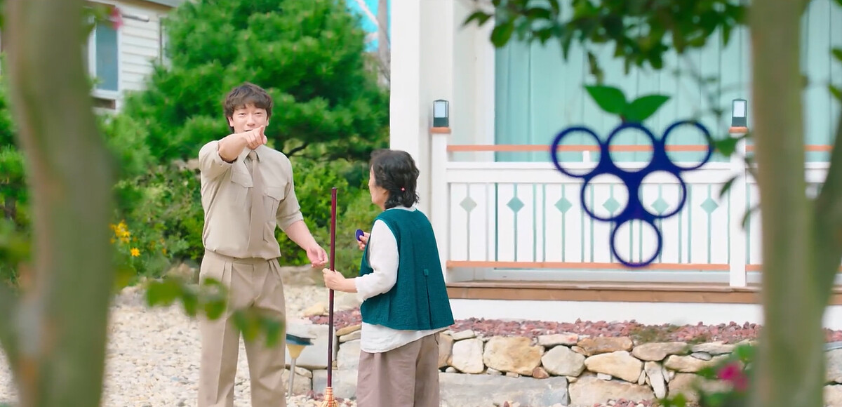 樂俊指著樹向海淑解釋，類似主婦在超市收集貼紙，收集滿六顆葡萄，就要下地獄！