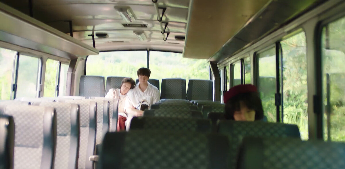 海淑和樂俊和好，搭乘轉運公車回家