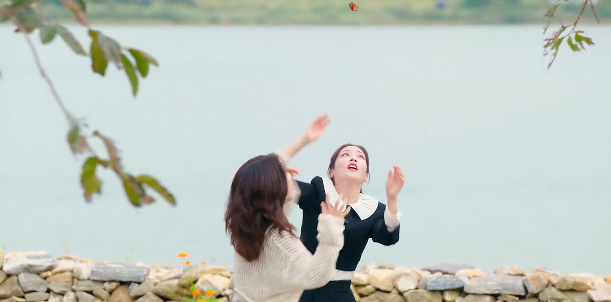 索尼亞顧著抓蝴蝶，不理小絮問認識她嗎？