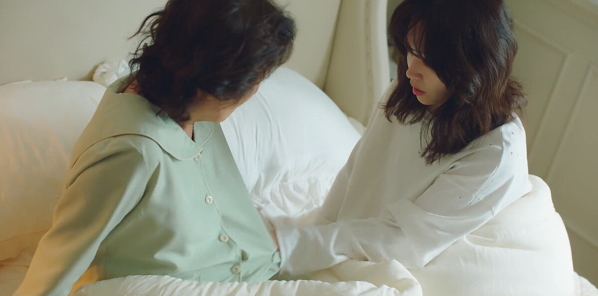 小絮把手伸到海淑睡衣裡尋求安全感