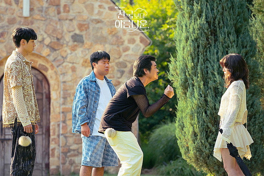 流浪三兄弟直問小絮(右)的味道不是人類，但小絮堅稱自己不是狗