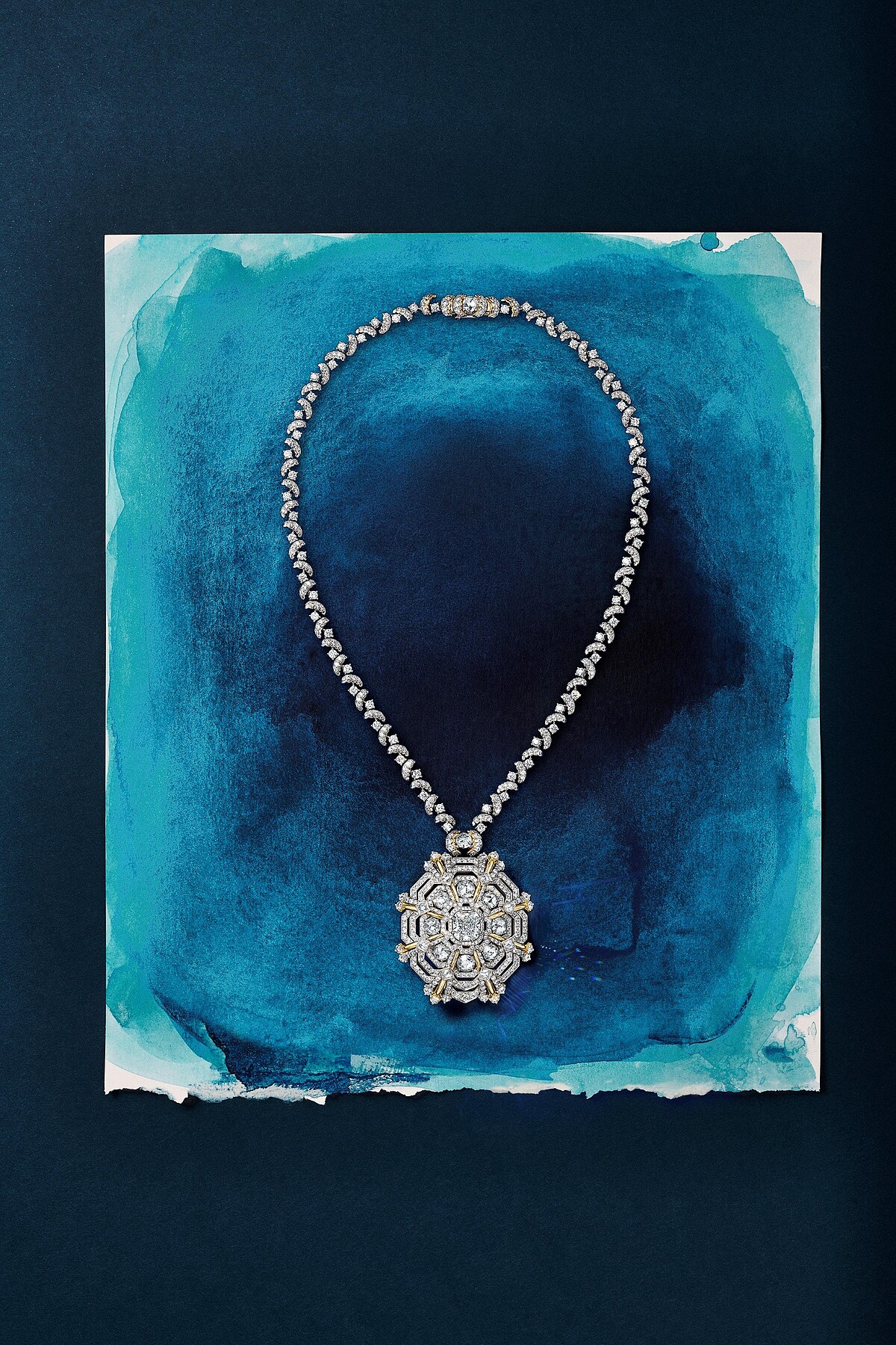 2025 Blue Book高級珠寶Sea of Wonder&mdash;Sea Turtle系列 鉑金與黃K金鑲嵌圓形明亮式切割、玫瑰式切割、枕形與橢圓形玫瑰式切割鑽石與藍寶石鍊墜_情境圖