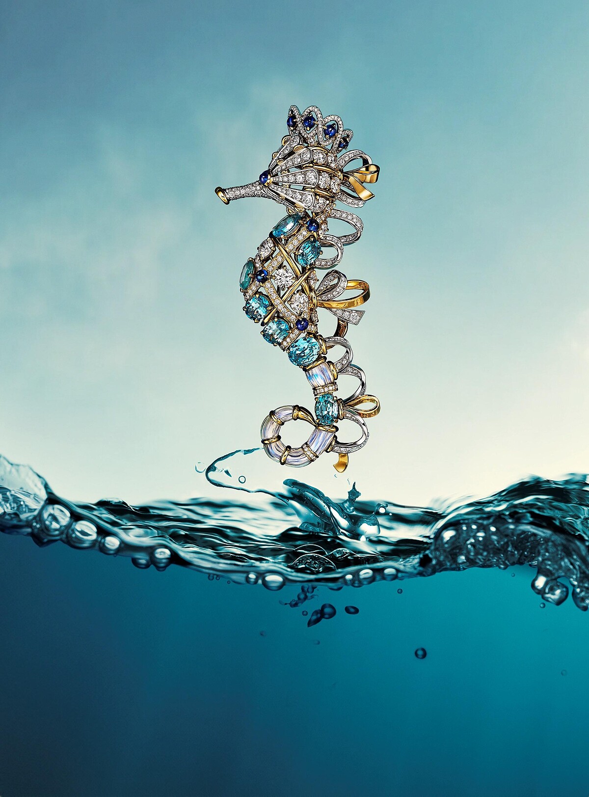 2025 Blue Book高級珠寶Sea of Wonder&mdash;Seahorse系列 鉑金與黃K金鑲嵌總重逾12克拉的藍色風信子石、藍寶石、月光石與鑽石胸針_情境圖