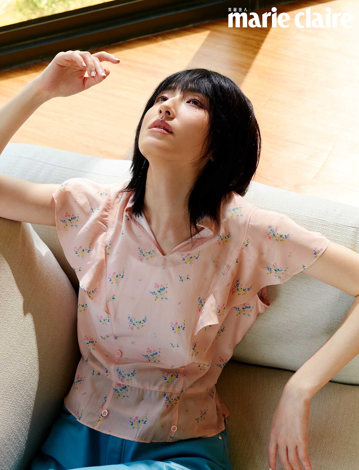 粉膚色花卉上衣、藍色皮革長褲，Both by Prada。