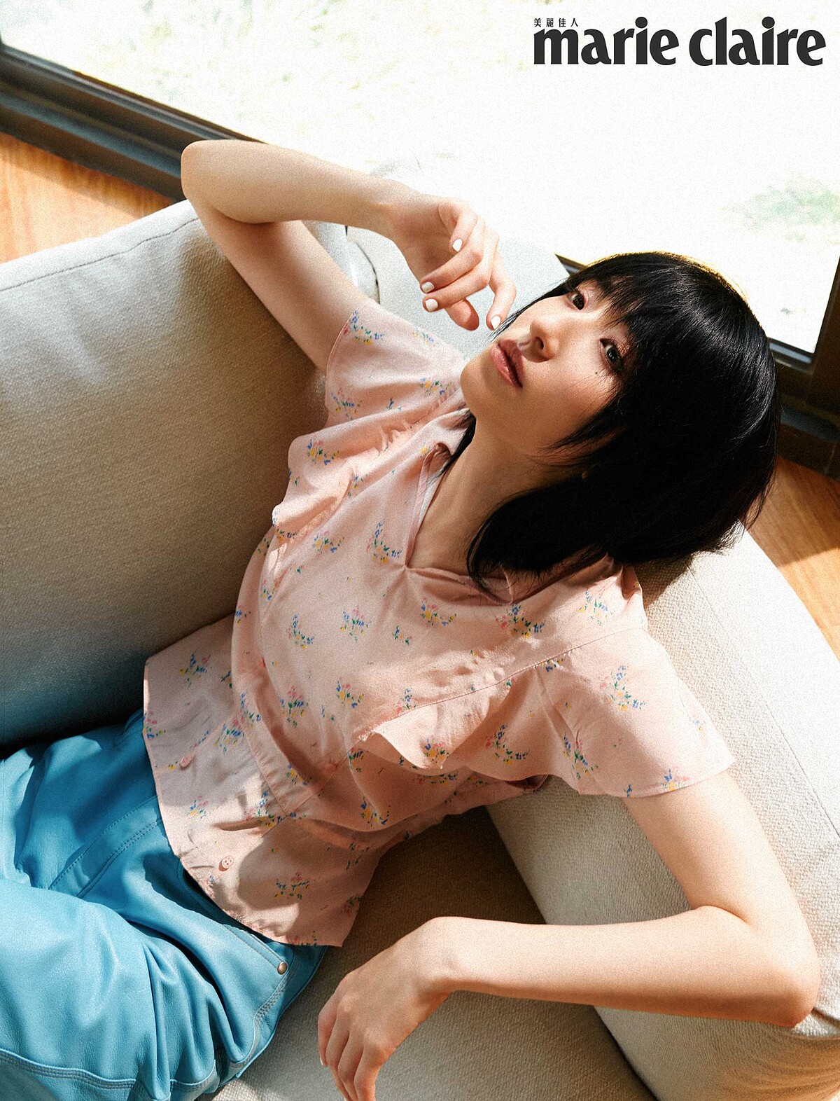 粉膚色花卉上衣、藍色皮革長褲，Both by Prada。