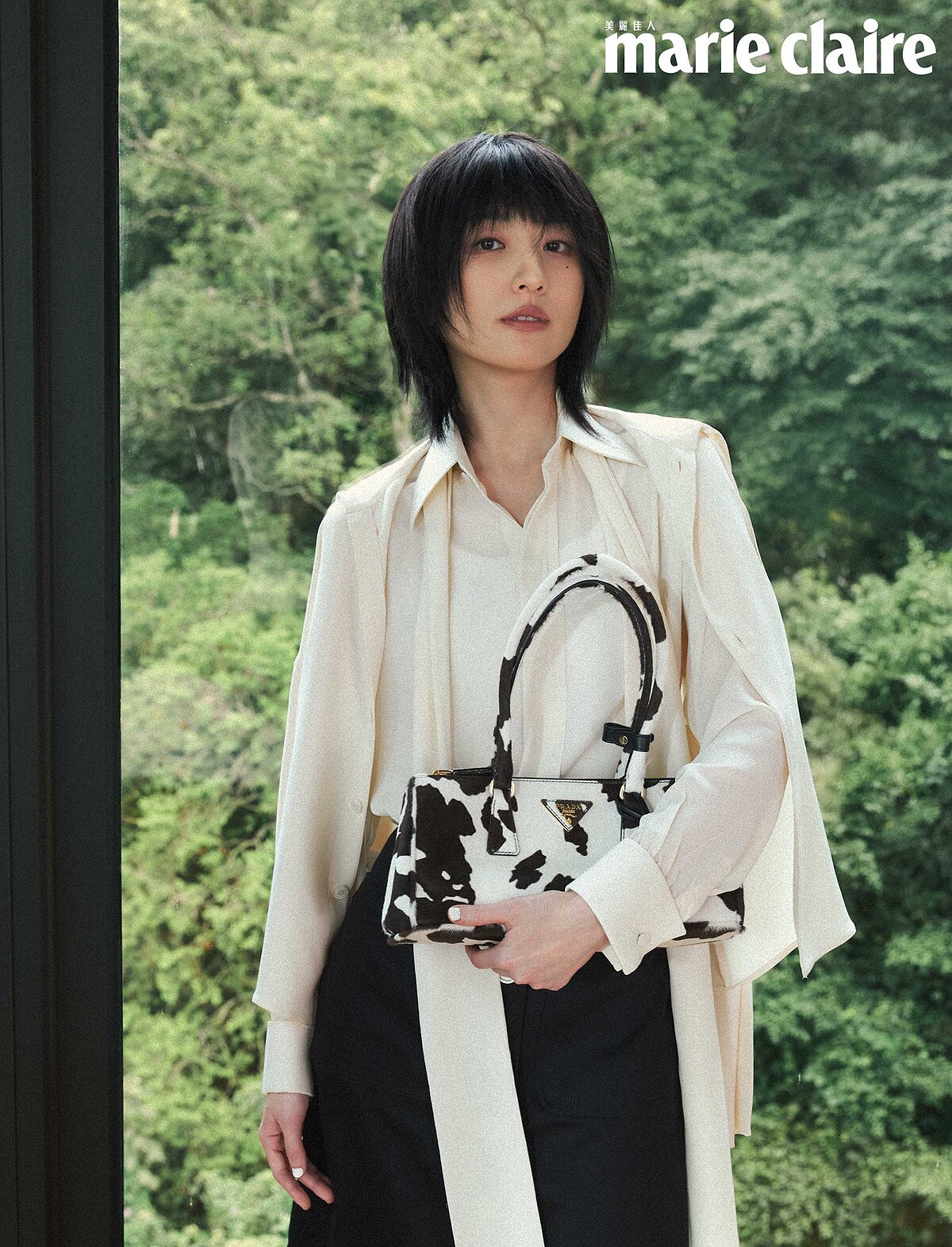 象牙白絲質繫帶襯衫、象牙白絲質外罩襯衫、黑色長裙、Galleria 動物紋印花提包，All by Prada。