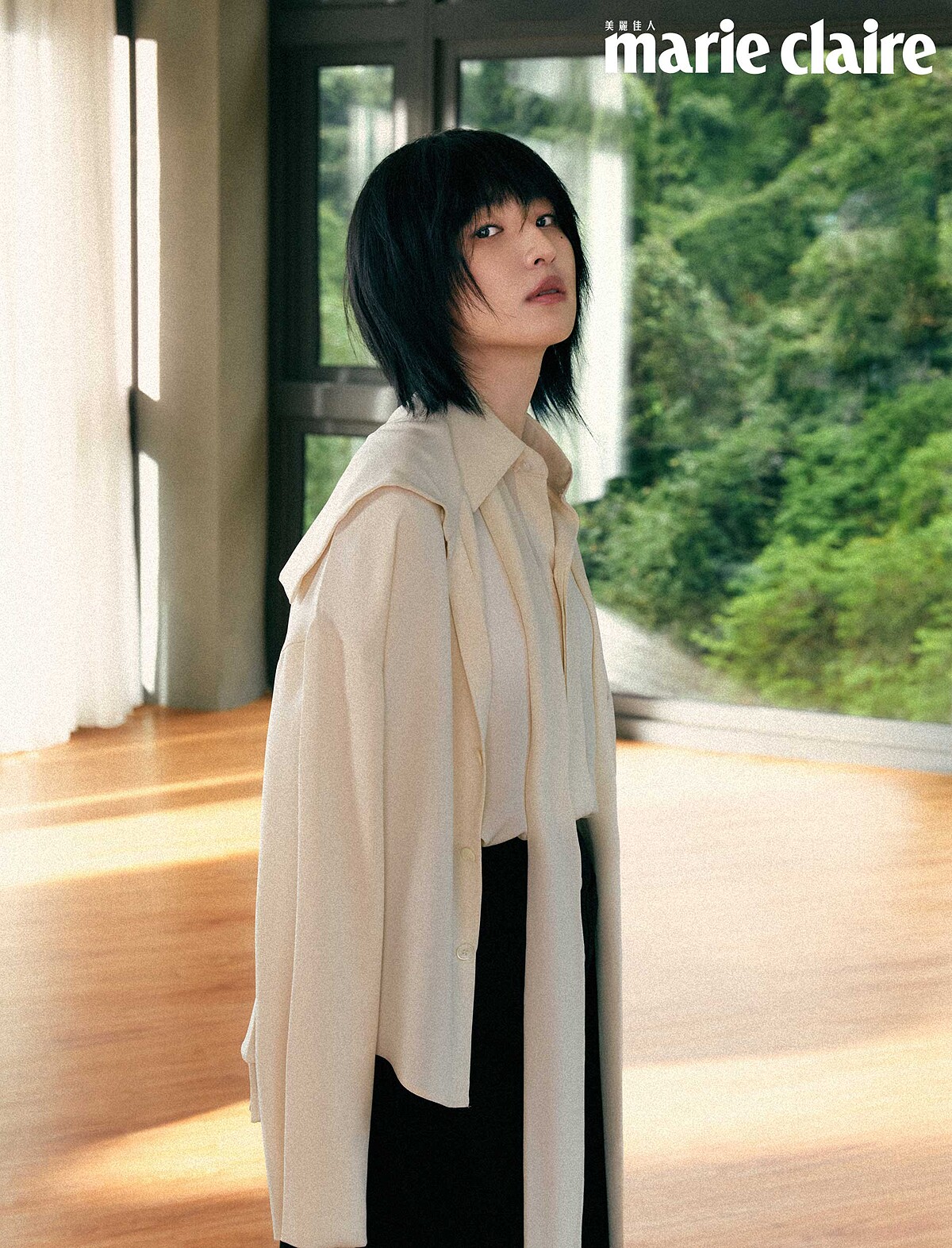 象牙白絲質繫帶襯衫、象牙白絲質外罩襯衫、黑色長裙，All by Prada。