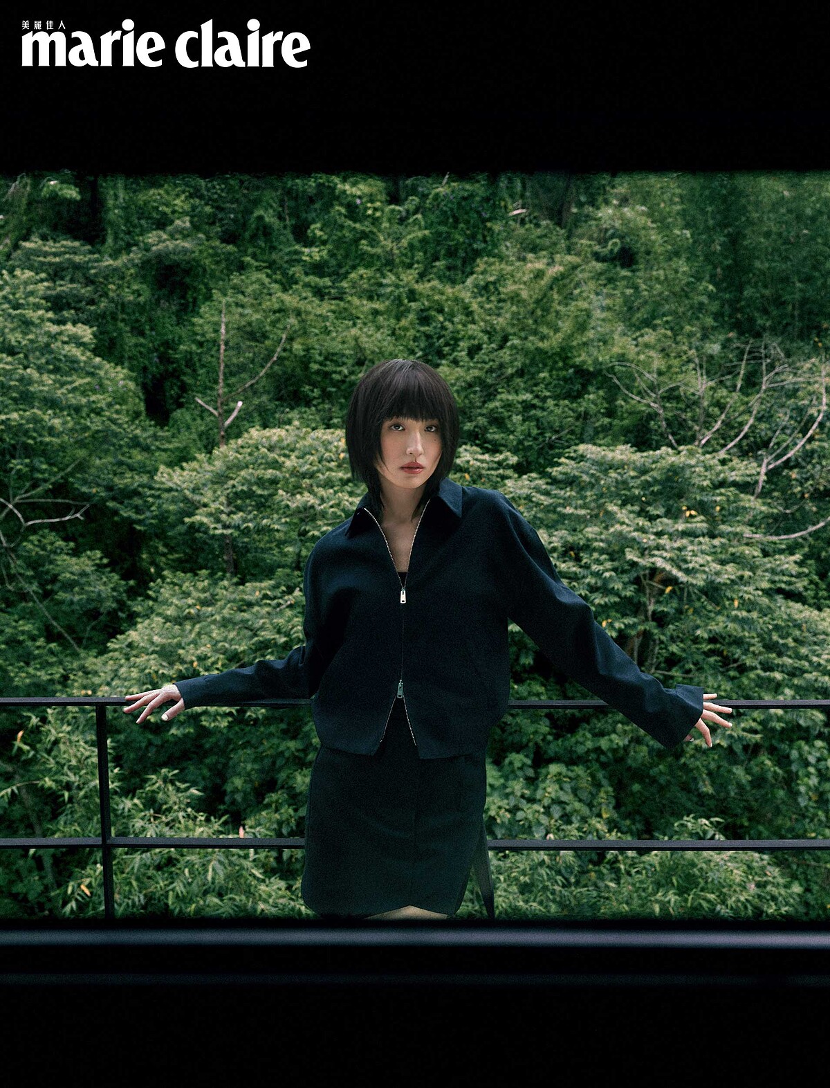 深藍色羊毛夾克、深藍色羊毛短裙，Both by Prada。