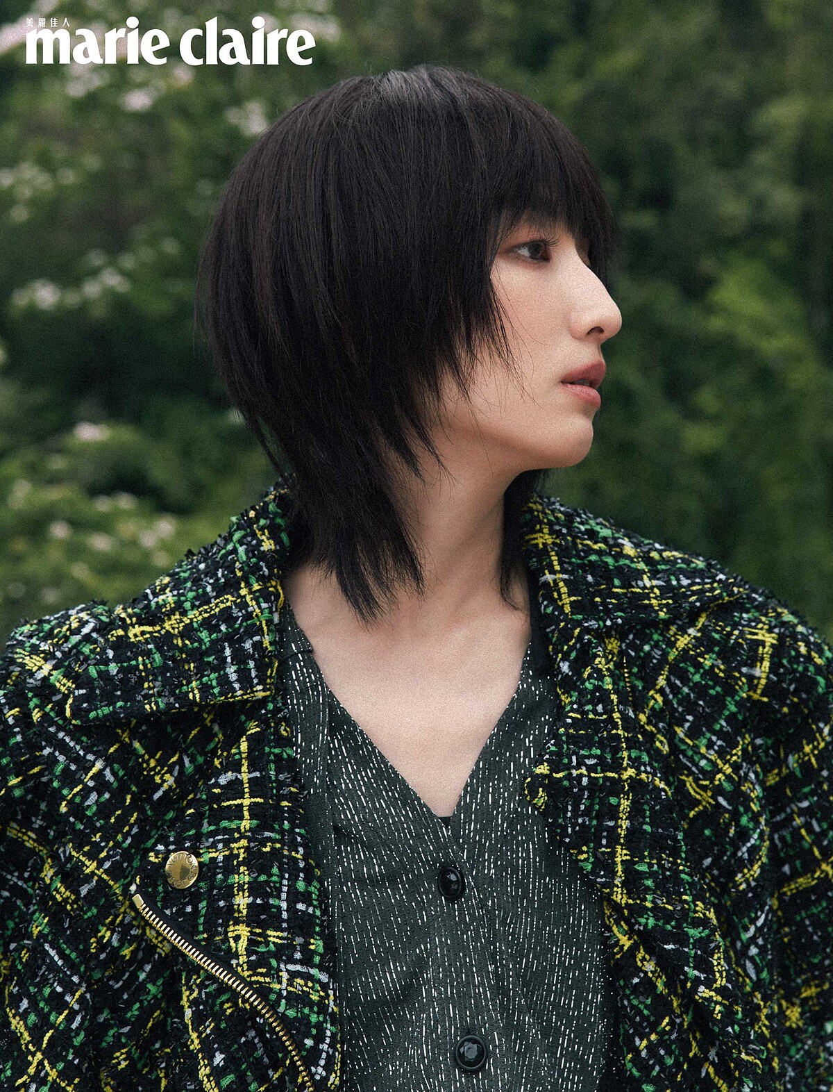  幾何風粗呢泡泡袖騎士外套、銀色領帶襯衫，Both by Louis Vuitton。