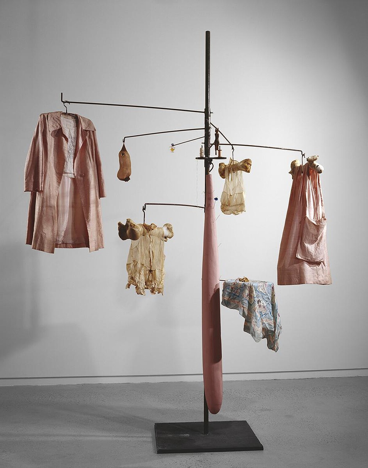 《粉紅日與憂鬱日》（Pink Days and Blue Days），鋼、布料、骨頭、木頭、玻璃、橡膠與複合媒材，297.2 x 221 x 221 cm，1997。 &copy; 伊斯頓基金會，經紐約 ARS VAGA 授權，攝影／Peter Bellamy