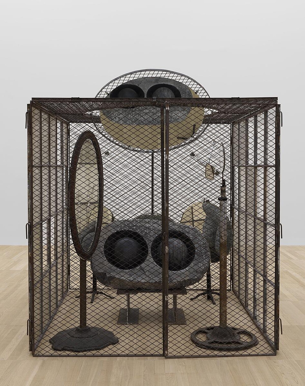 《牢籠（眼與鏡）》（Cell (Eyes and Mirrors)），大理石、鏡子、鋼與玻璃，236.2 x 210.8 x 218.4 cm，1989&ndash;1993。倫敦泰德現代美術館典藏。 &copy; 伊斯頓基金會，經紐約 ARS VAGA 授權，攝影／Marcus Leith