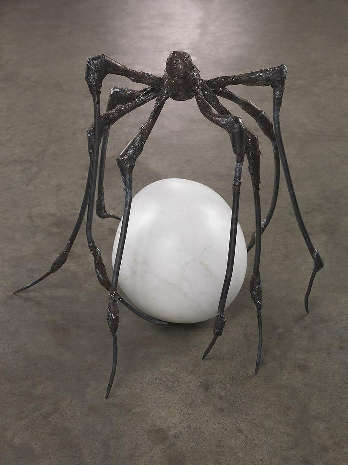《蜘蛛》（Spider），鋼與大理石，52.1 x 44.5 x 53.3 cm，2000。 &copy; 伊斯頓基金會，經紐約 ARS VAGA 授權，攝影／Christopher Burke