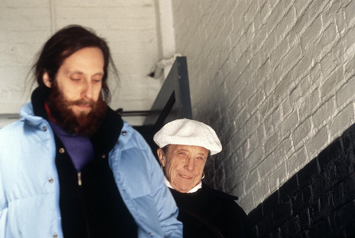 1993年，路易絲與 Jerry Gorovoy 正離開布魯克林工作室。 &copy; 經紐約 ARS VAGA、蘇黎世 ProLitteris 授權，攝影／Vera Isler-Leiner