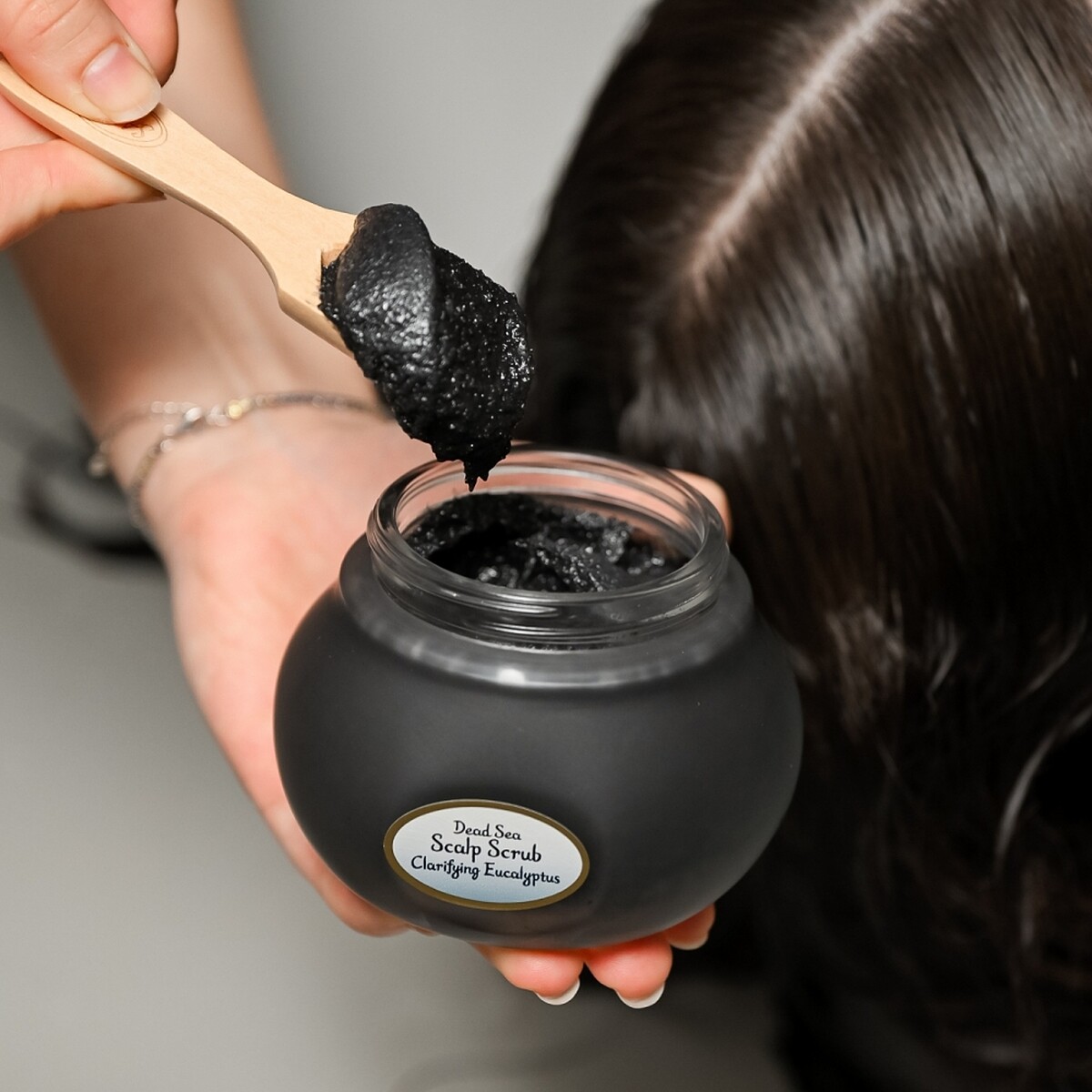 SABON淨煥尤加利死海黑礦泥頭皮磨砂膏質地。