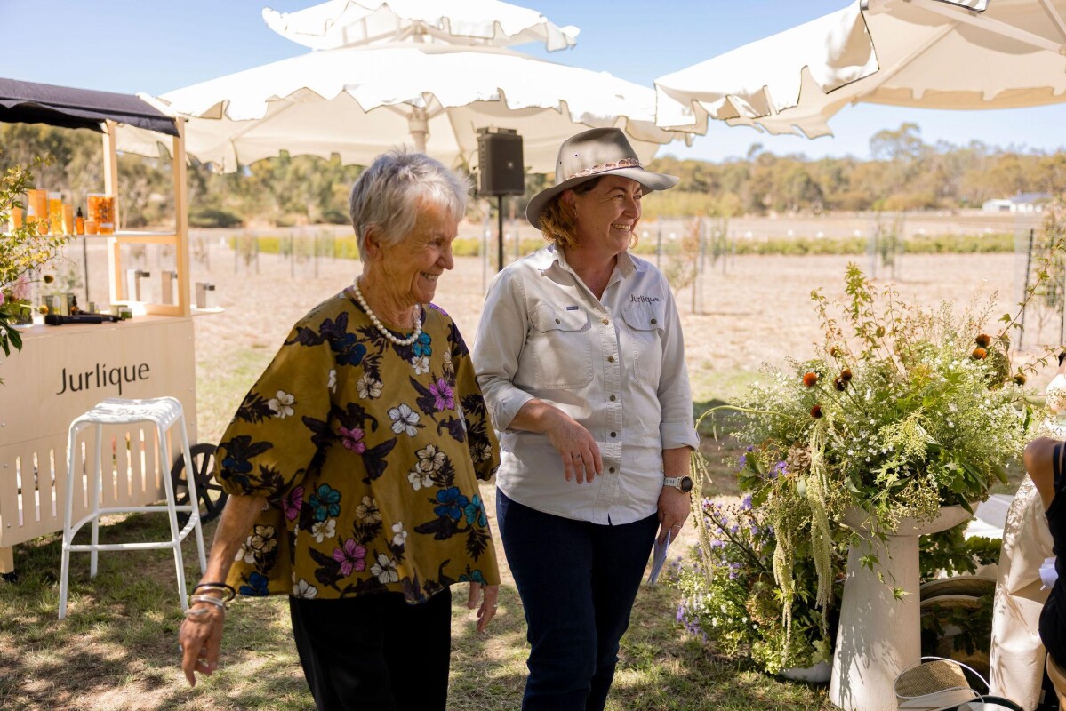Jurlique共同創辦人之一的Ulrike Klein與農場經理Cherie Hutchinson。