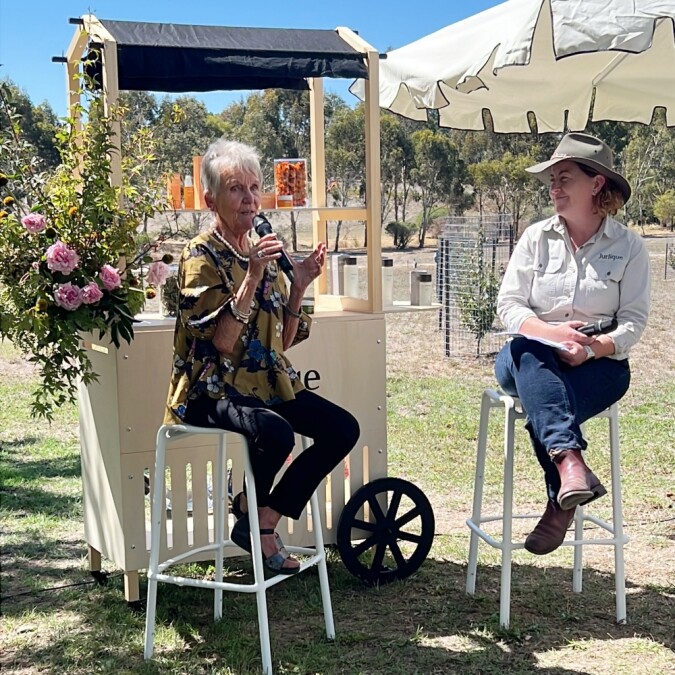 Jurlique共同創辦人之一的Ulrike Klein與農場經理Cherie Hutchinson。