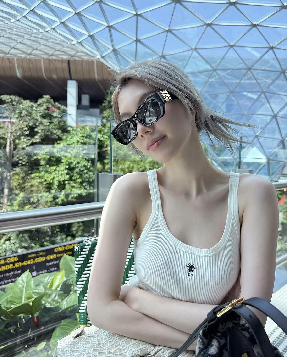 泰國新生代演員Orm（Kornnaphat Sethratanapong）私底下很常以白色背心作為穿搭重點。