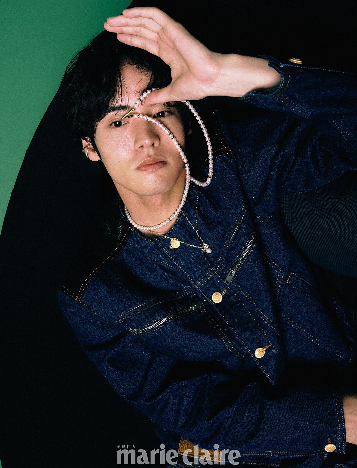 丹寧外套，Bally；M Signature珍珠墜鍊、V code 珍珠鑲鑽墜鍊、鑲鑽耳骨夾、M Collection 珍珠耳骨夾，all by Mikimoto。