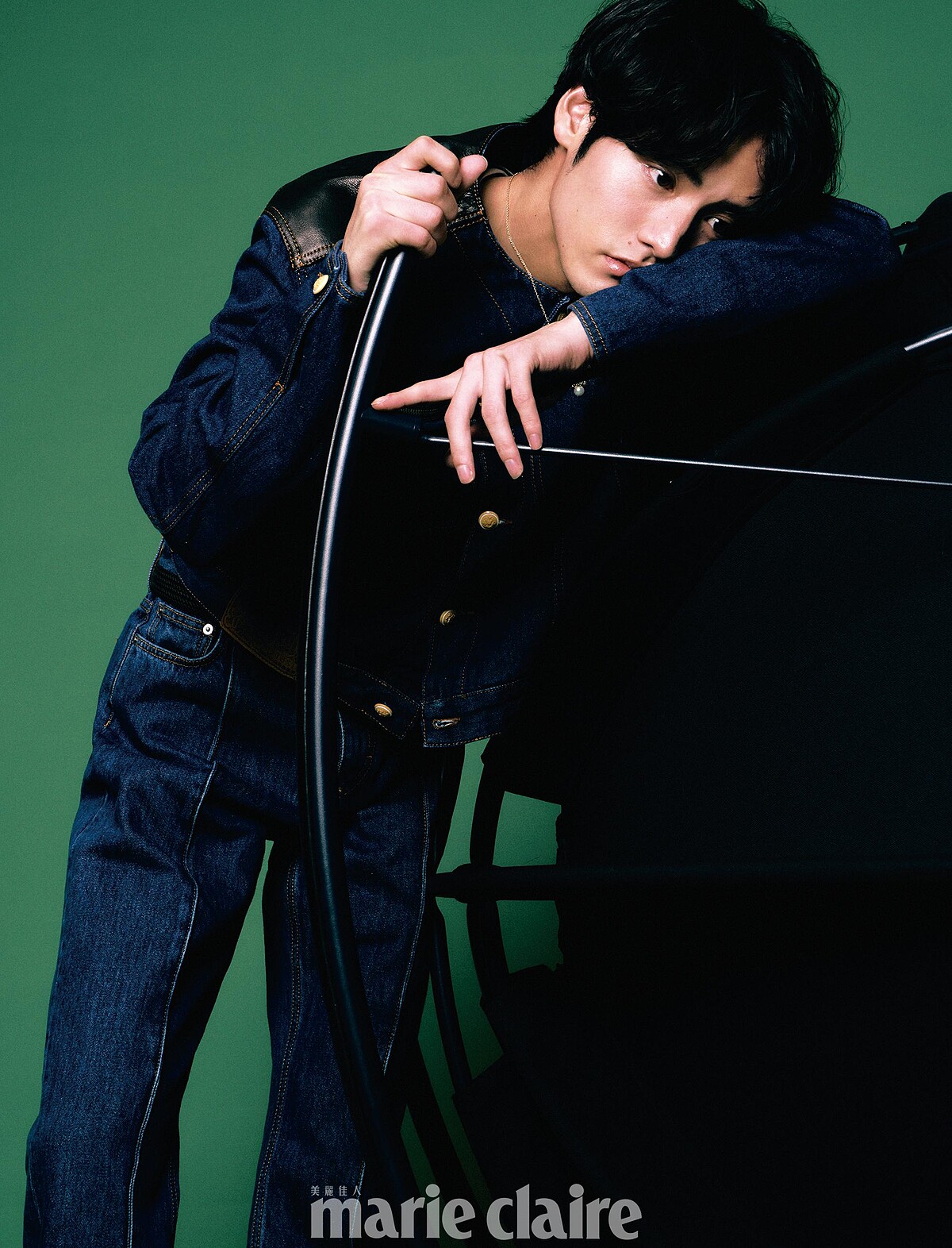 丹寧外套、丹寧長褲，all by Bally；腰帶，Celine；V code 珍珠鑲鑽墜鍊、鑲鑽耳骨夾、M Collection 珍珠耳骨夾，all by Mikimoto。