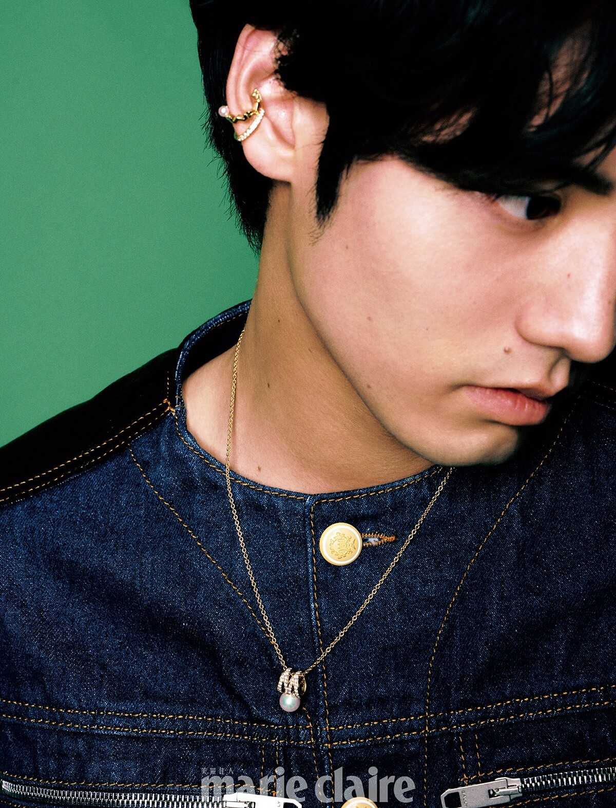 丹寧外套，Bally；V code 珍珠鑲鑽墜鍊、鑲鑽耳骨夾、M Collection 珍珠耳骨夾，all by Mikimoto。