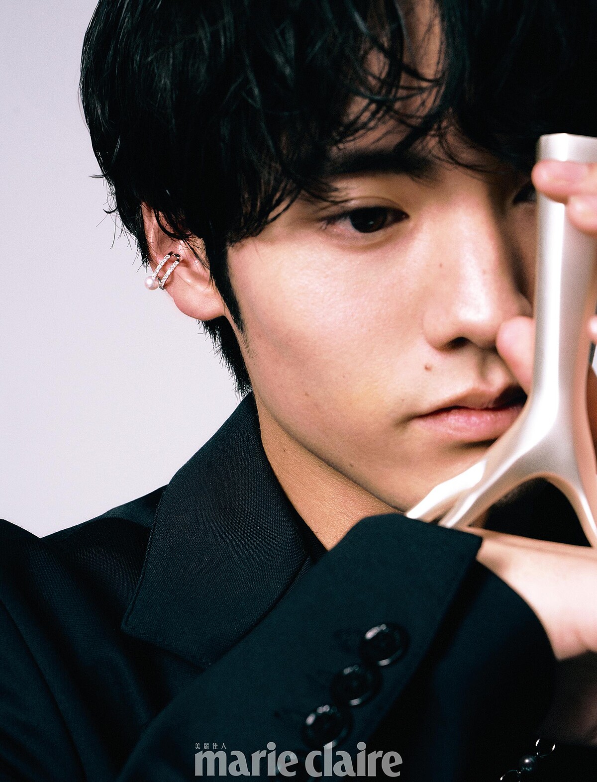 刺繡西裝外套，Louis Vuitton；鑲鑽耳骨夾，Mikimoto。