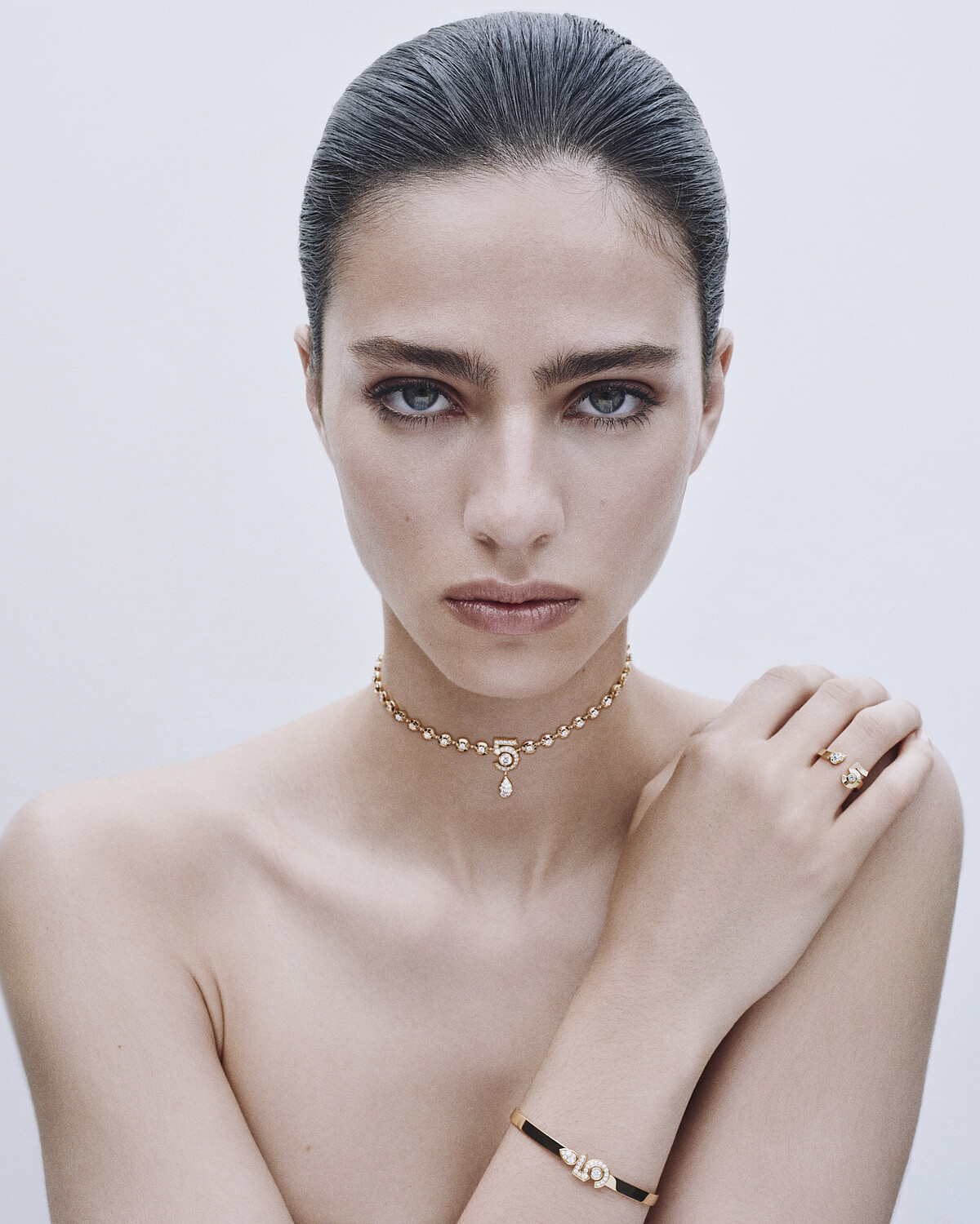 模特兒 Loli Bahia 的演繹示範下，盡顯自由、自信、剛柔並濟的珠寶魅力