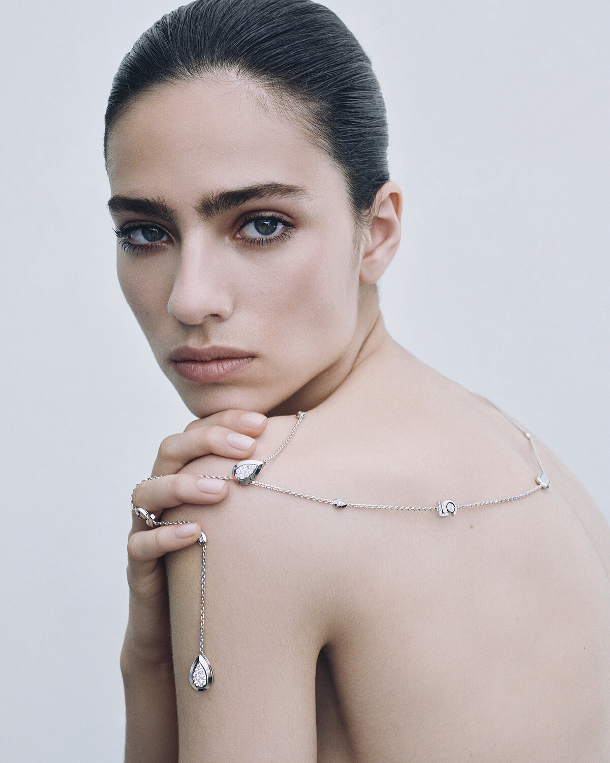 模特兒 Loli Bahia 的演繹示範下，盡顯自由、自信、剛柔並濟的珠寶魅力