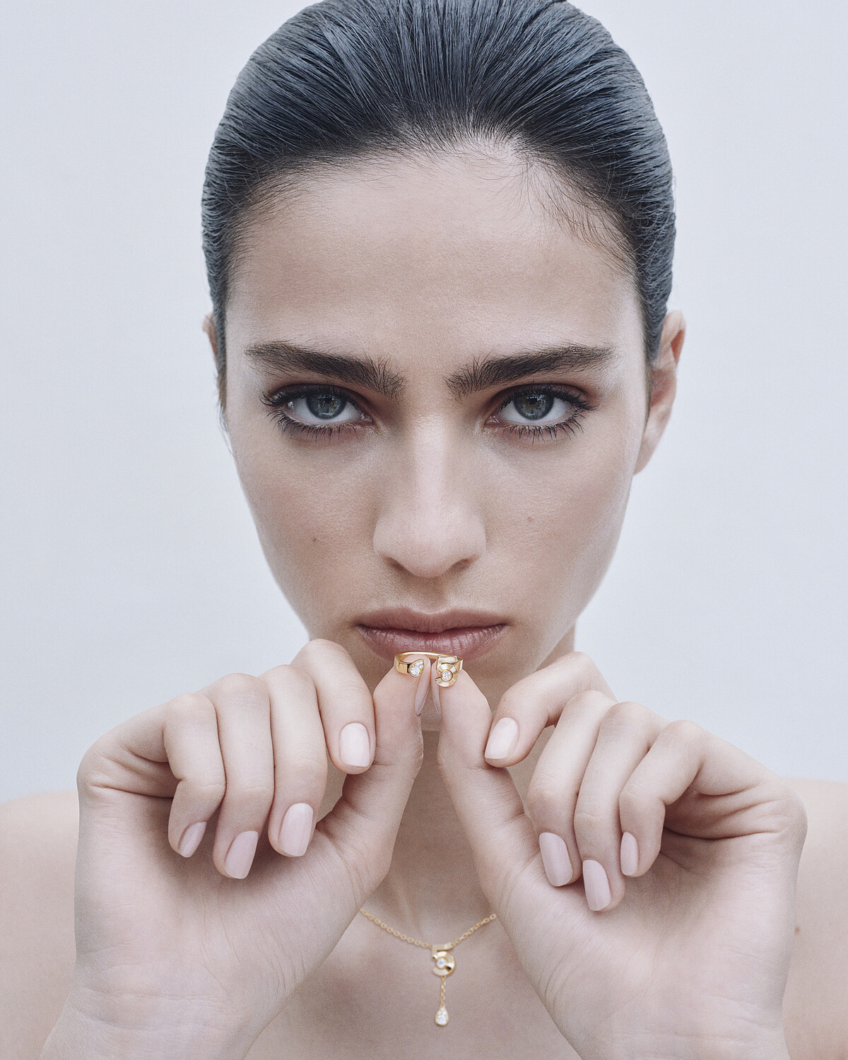 模特兒 Loli Bahia 的演繹示範下，盡顯自由、自信、剛柔並濟的珠寶魅力