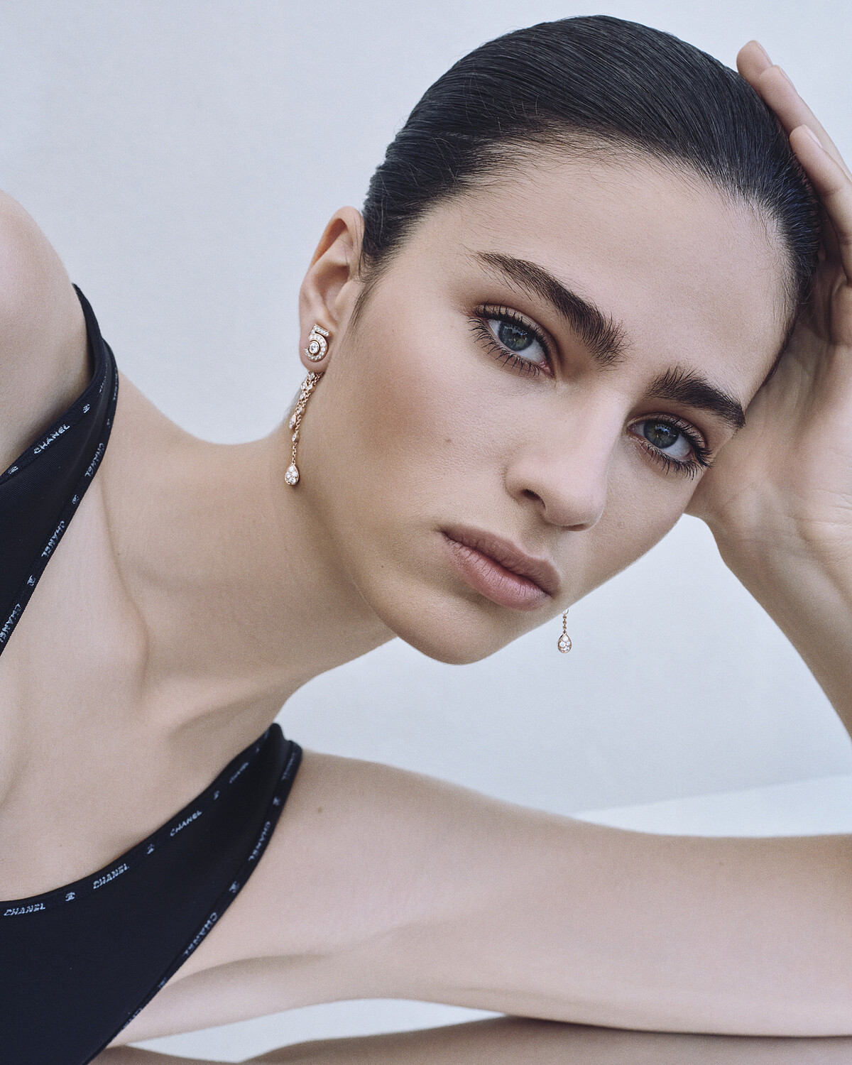 模特兒 Loli Bahia 的演繹示範下，盡顯自由、自信、剛柔並濟的珠寶魅力