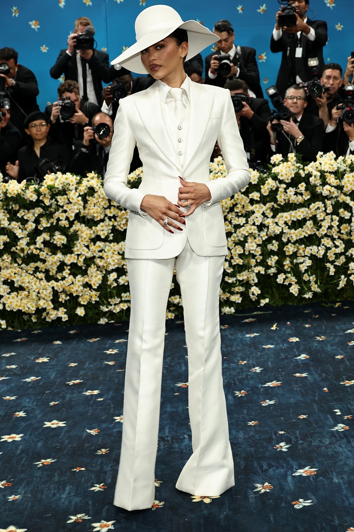 Zendaya 於 2025 Met Gala 紅毯，身穿白色 Louis Vuitton 西裝搭配寬沿帽