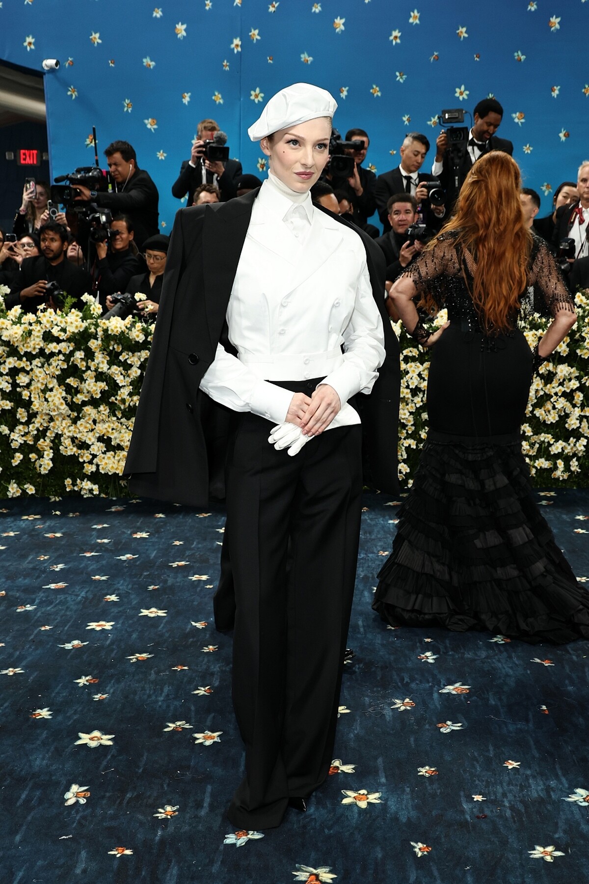 Hunter Schafer 於 2025 Met Gala 紅毯，身穿 Prada 全白雙排扣襯衫造型