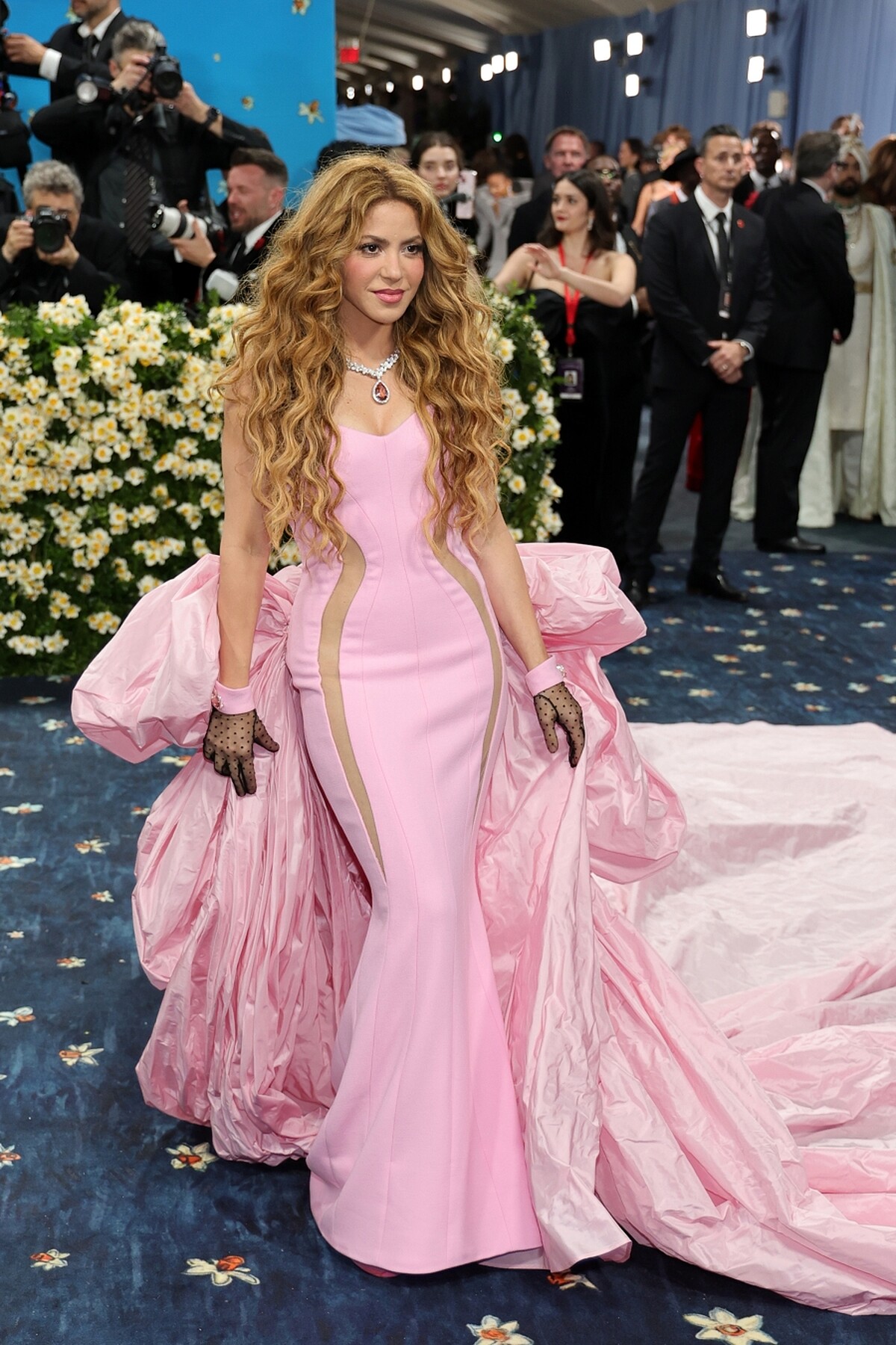Shakira 於 2025 Met Gala 紅毯，身穿粉色系拖尾禮服