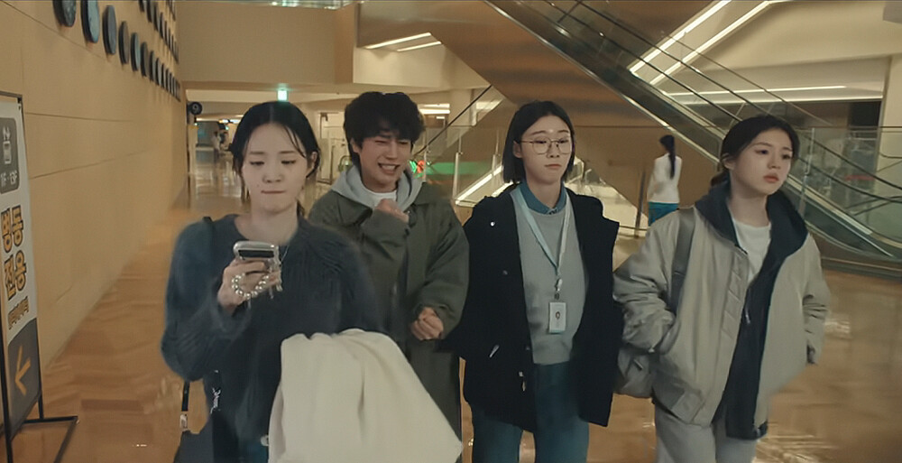 嚴在一總能帶動同事間的氣氛，變得歡樂又活潑。