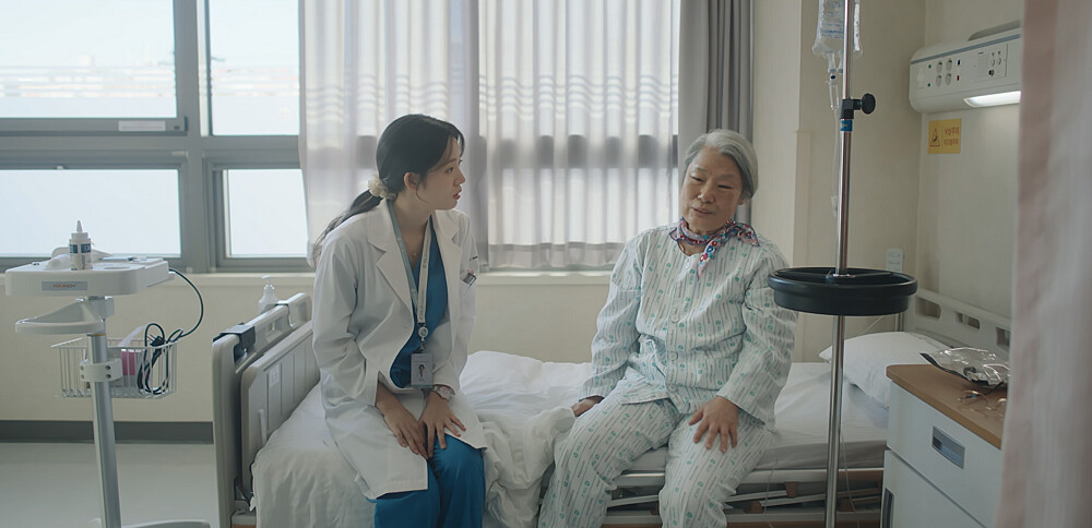 原本急著想出院的玉任奶奶，在表景南的照料下變得願意好好住院治療。