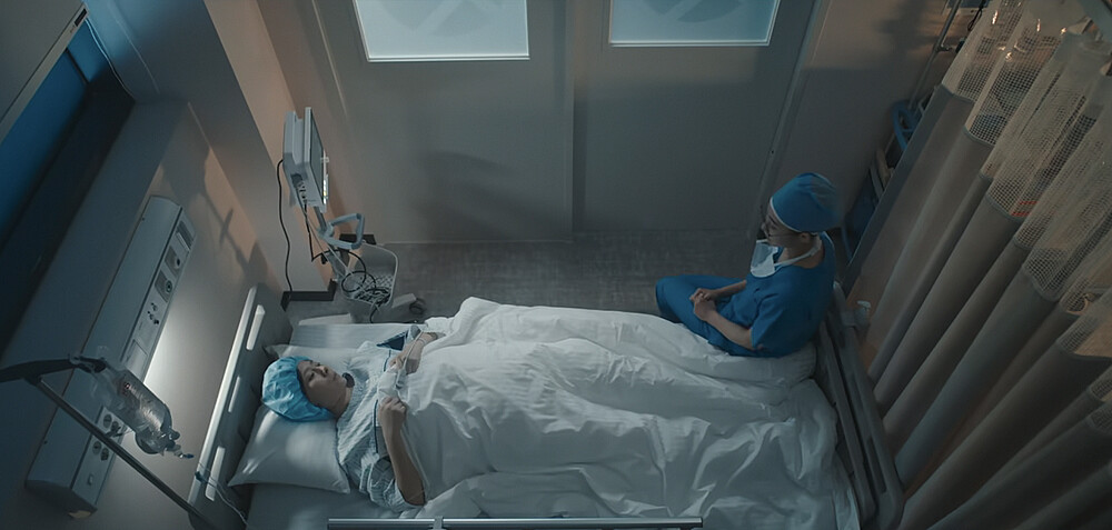 金思備完全不懂得如何用話語關照孕婦，但她以專業悉心，來讓孕婦感到無微不至的照顧。